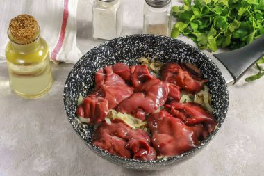 Tavuk ciğerini yatır, kağıt havlularla kurut. Bir tarafta 2-3 dakika kadar kızarır, tavayı kapakla kaplar..