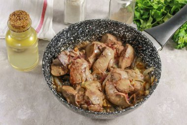 Sonra dikkatlice karaciğeri diğer tarafa çevir ve 2-3 dakika daha kızart..