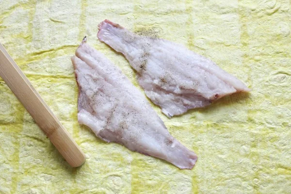 Očistěte Ryby Odstraňte Ploutve Vnitřní Fólii Vyřízněte Filety Osolte Filet — Stock fotografie