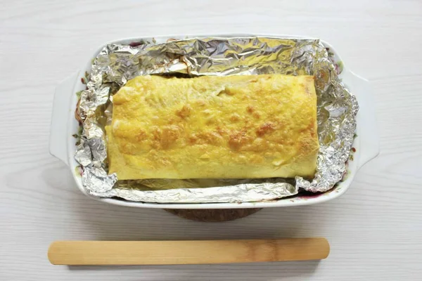 Ondan sonra tüneğin şeklini alın, folyoyu çıkarın, ekşi krema veya mayonez ile yağlayın ve kabuğu kahverengileşsin diye 5-7 dakika daha fırında tutun..