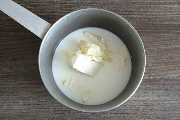 Dans Une Casserole Mélanger Eau Lait Sel Sucre Beurre Porter — Photo