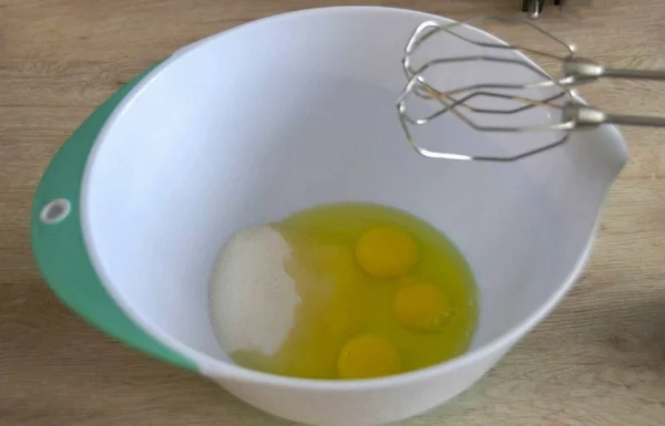 케익을 만들기 반죽을 만들기 설탕으로 달걀을 휘저어 거품이 — 스톡 사진