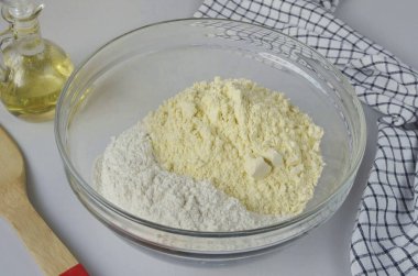 Büyük bir kasede iki tür unu birleştirin. İyice karıştır..