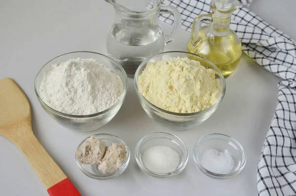 Mısır Ekmeği Yapmak Için Gerekli Tüm Malzemeleri Hazırlayın — Stok fotoğraf