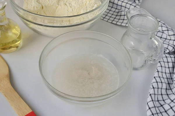 Zucker Salz Frische Hefe Warmem Wasser Auflösen — Stockfoto