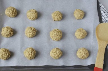 Hamur yapışkandır, bu yüzden iki kaşıkla ya da ıslak ellerle kurabiye yapabilirsiniz. Kurabiyeleri uzak bir yere yerleştir.