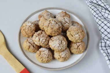 Arzu ederseniz, bitmiş kurabiyeleri pudra şekeriyle ezebilirsiniz..