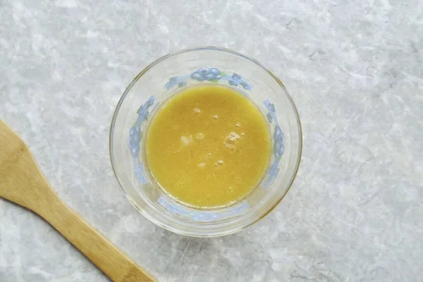 Bir Kaseye Iki Yumurta Sarısı Koy Şeker Ekle Yice Karıştır — Stok fotoğraf