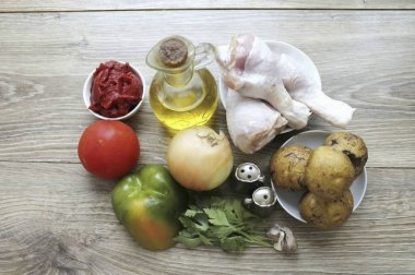 Domates Çorbası yapmak için gerekli tüm malzemeleri hazırlayın. Yıka, kurut, sebze ve otlar..