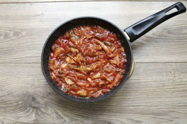 Orta sıcaklıkta her şeyi 5 dakika kızart, karıştır..