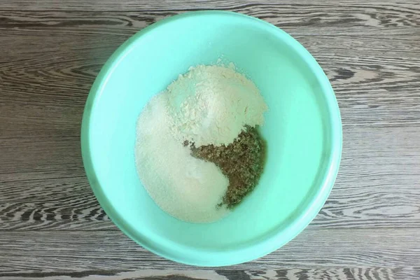 如果你的搅拌机碗允许 你可以把剩下的产品放在里面 如果你的搅拌机碗很小 那么把坚果脂混合物转移到一个大碗里 加糖和面粉 搅拌一下 — 图库照片