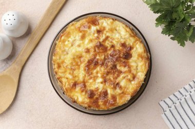 Fırında 180 derecede 30-40 dakika pişir. Kıymalı lavaş turtası ve kabak hazır..