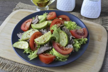 Salataya domates ekle..