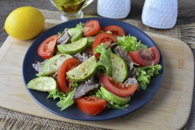Zeytinyağlı salata ve limon suyu serpin. Hemen servis yapın..