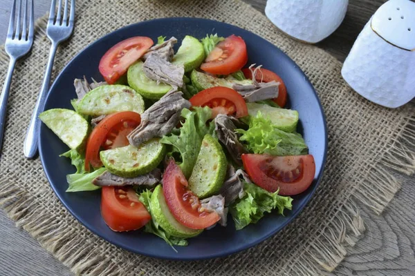 Kaynamış et ve sağlıklı sebzeler açlığı tamamen giderir. Haşlanmış et sağlıklı ve lezzetlidir. Sebzeler salatayı parlak ve iştah açıcı yapacak! Afiyet olsun!