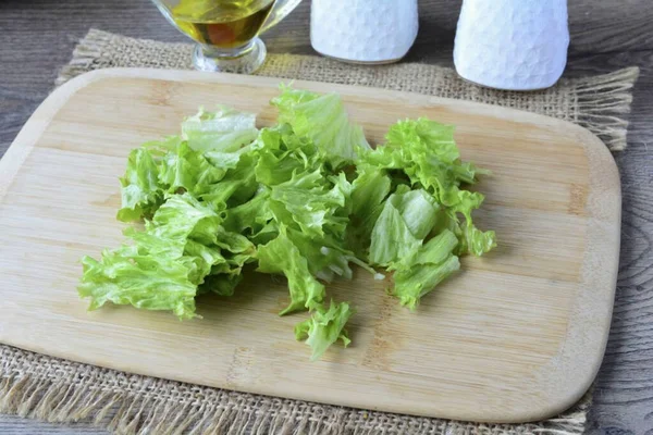 Salatblätter Mit Den Händen Zerreißen — Stockfoto