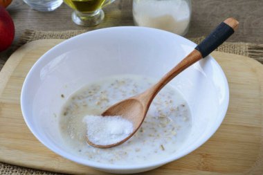Sonra hamur içine soda, şeker dök ve karıştır..