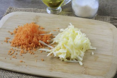 Elma ve havuç soy. Güzel rende havuç rendele, kaba rende elma..