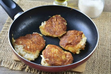 Her iki taraftaki krepleri 3-4 dakika kızart. Hemen servis yapın..