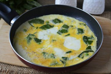 Omleti kapağın altında 5-7 dakika boyunca kızart. Hazırım. Masaya hemen yumuşak omlet servisi yapın..