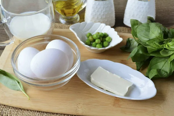 Bereiten Sie Alle Zutaten Für Basilikum Omelett — Stockfoto