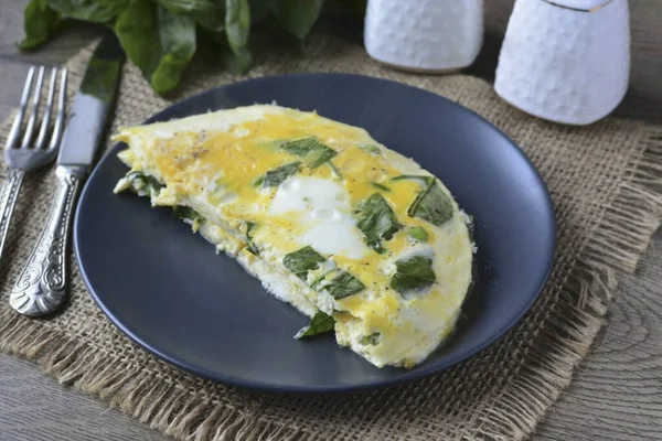 Basil Omelet Great Breakfast Solution Basil Give Dish Fresh Aroma — Stock Photo, Image