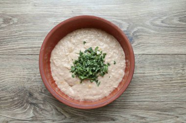 Yeşillikleri ince ince doğra ve ayine ekle, karıştır. 15 dakika ayakta duralım..