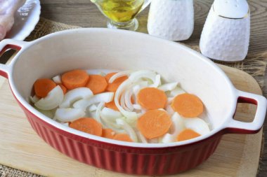 Fırın yağını yağlayın, soğan ve havuç katmanlarını birleştirin..