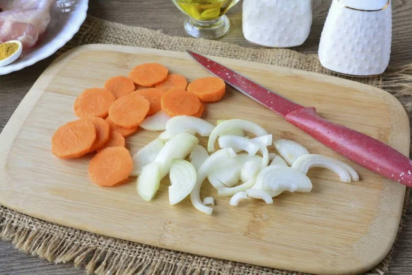 Cortar Las Cebollas Medio Anillo Las Zanahorias Círculos — Foto de Stock
