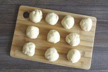 Zaman geçtikten sonra, hamuru buzdolabından çıkar, eşit parçalara böl. Benim durumumda, 10 adet 47-48 gram çıktı..