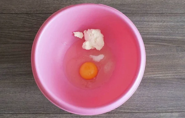 Ένα Μπολ Ανακατεύουμε Αυγό Αλάτι Ζάχαρη Και Μαλακό Βούτυρο Ισχυρή — Φωτογραφία Αρχείου