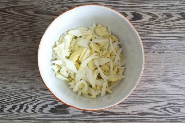 Yumurtaları çırpın ve salata kasesine koyun..