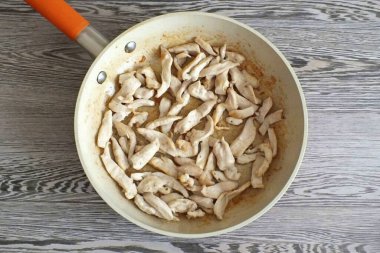 Kızartma tavasında sebze yağı. Altın kahverengiye kadar kızarmış tavuk. O zaman ısıyı ve soğutucuyu kaldır..