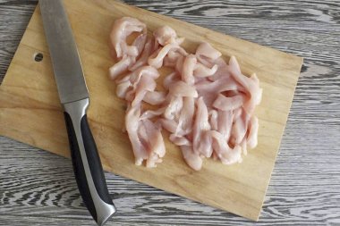 Tavuk filetosunu yıka, kurula ve ince dilimlere böl..