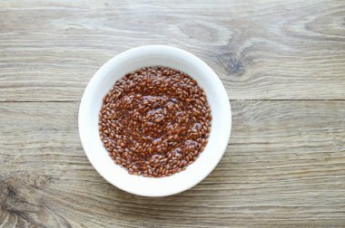 Keten tohumunu soğuk, kaynamış suyla doldur ve 12 saatliğine git. Fırçalamak için uygun bir kaseye transfer et.