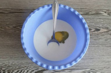 Yumurta ekle. İyice karıştır..