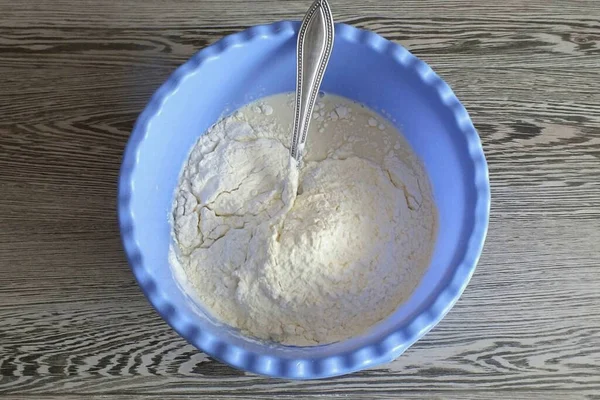 Pour 250 Grams Flour — Stock Photo, Image