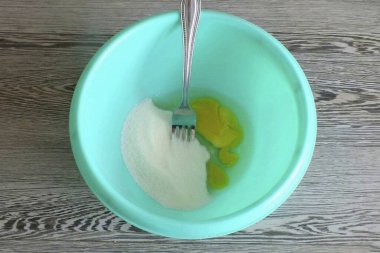 Yumurta, şeker ve vanilyayı bir kasede karıştır..