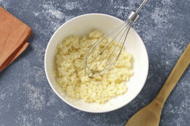 Yumuşak tereyağını şekerle döv.