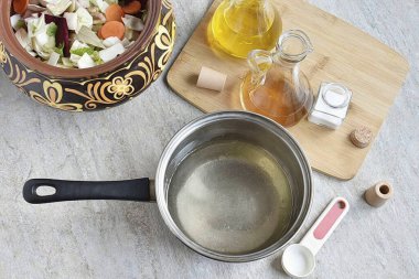 Salamura için suyu tuz, şeker ve sirkeyle kaynatın. Sıcaklığı kaldır, yağ ekle, karıştır.