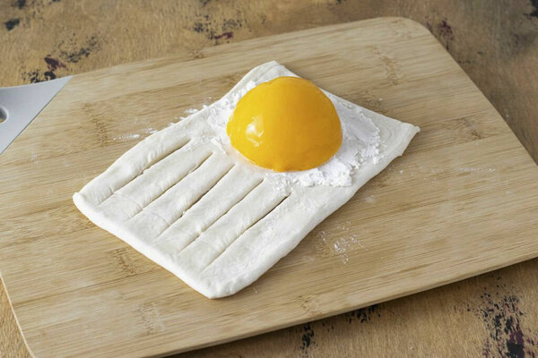 Положим половину консервированного персика на второй край.