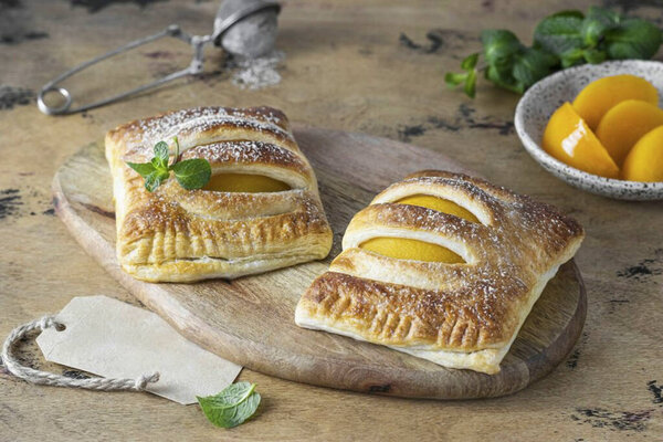 Пуфы с консервированными персиками готовы. Рецепт помогает, когда есть мало времени для приготовления пищи, но вы хотите что-то вкусное. Приятного аппетита!