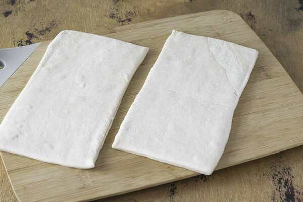 Разделите каждый кусок теста пополам. Разворачивай прямоугольники немного.