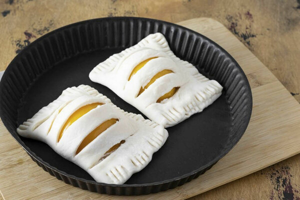 При желании почистите слойки яйцом или растительным маслом. Выпекать 30 минут при температуре 185 градусов. Перед подачей готовые слойки можно посыпать сахарной пудрой.