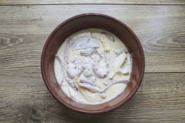 Sebzeleri ve deniz ürünlerini tamamen kaplanana kadar hamura batır..