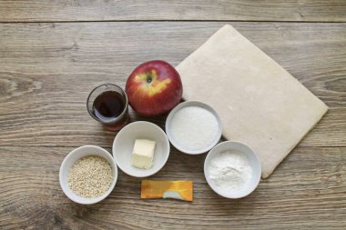 Puff Pastalı Elmalı Rolls yapmak için gereken tüm malzemeleri hazırlayın. Erimek için önce puf böreğini kaldır. Elmaları yıka ve kurut..