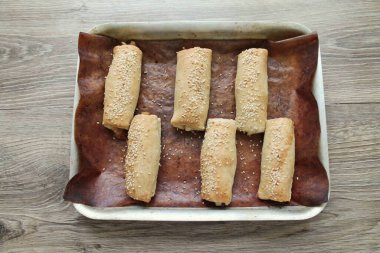 Tüpleri 180 derecede 20-30 dakika sıcak fırında pişir. Bir süre sonra, yemek çarşafını çıkar ve serinle..