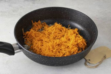 Rendelenmiş havuç ekle. Havuçlar altın sarısı olana kadar sebzeleri 3-4 dakika daha kızart..