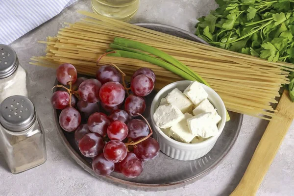 Bereiten Sie Alle Zutaten Für Pasta Mit Trauben Und Käse — Stockfoto