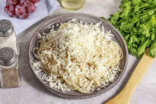 Rallar Queso Cabra Con Células Pequeñas Poner Los Espaguetis Cocidos —  Fotos de Stock